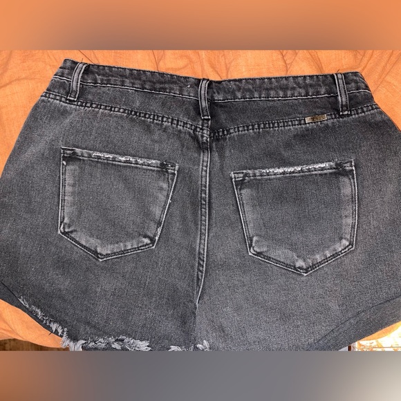 Kancan jean shorts worn for a picture for 30mins size 1xl. fit like a 13/15 - Picture 1 of 3